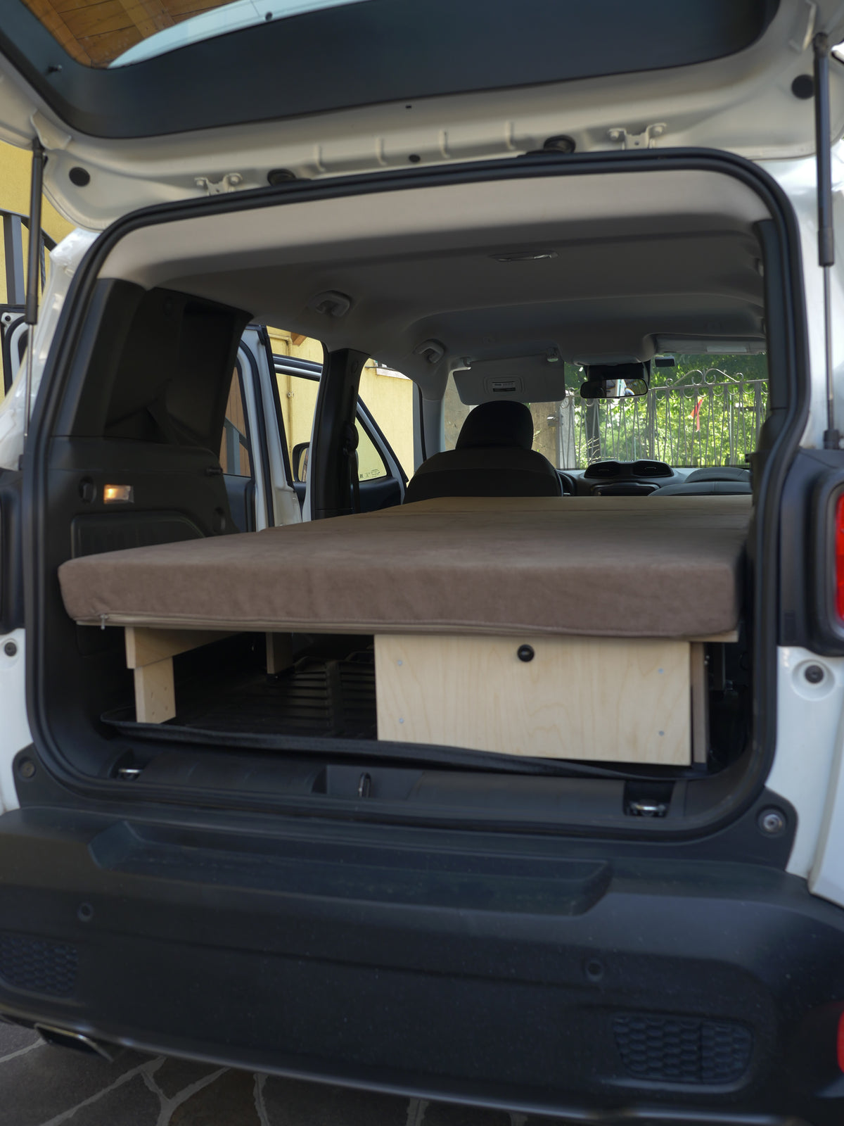 Letto per auto Nom Go in una Jeep Renegade, pronto per il viaggio