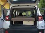 Letto per auto Nom Go chiuso nel bagagliaio di una Jeep Renegade