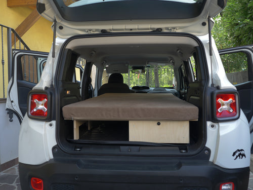Letto per auto Nom Go chiuso nel bagagliaio di una Jeep Renegade