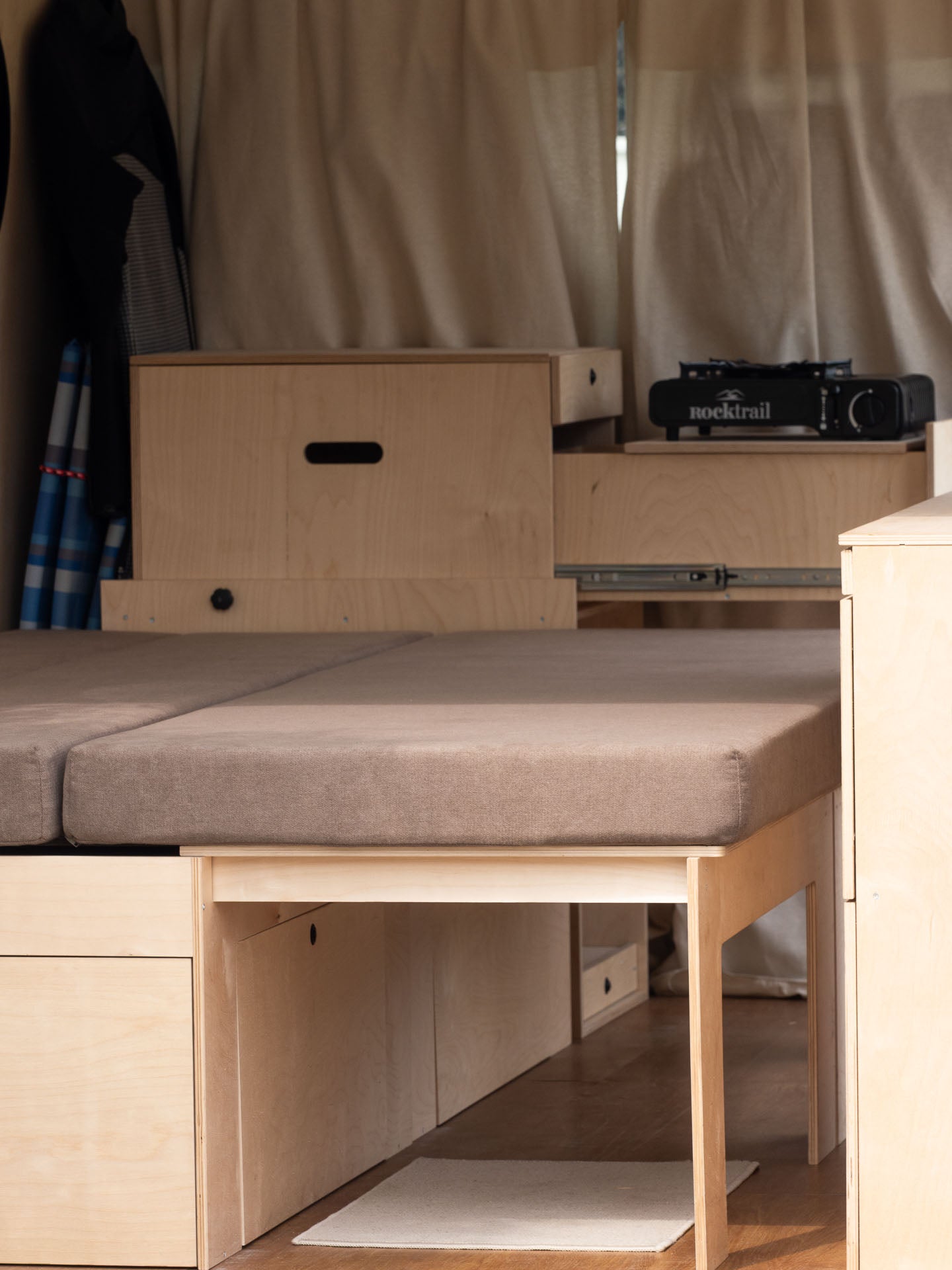Intenro van con modulo cucina con frigo integrato e letto kit camperizzazione furgone Nom Outdoor