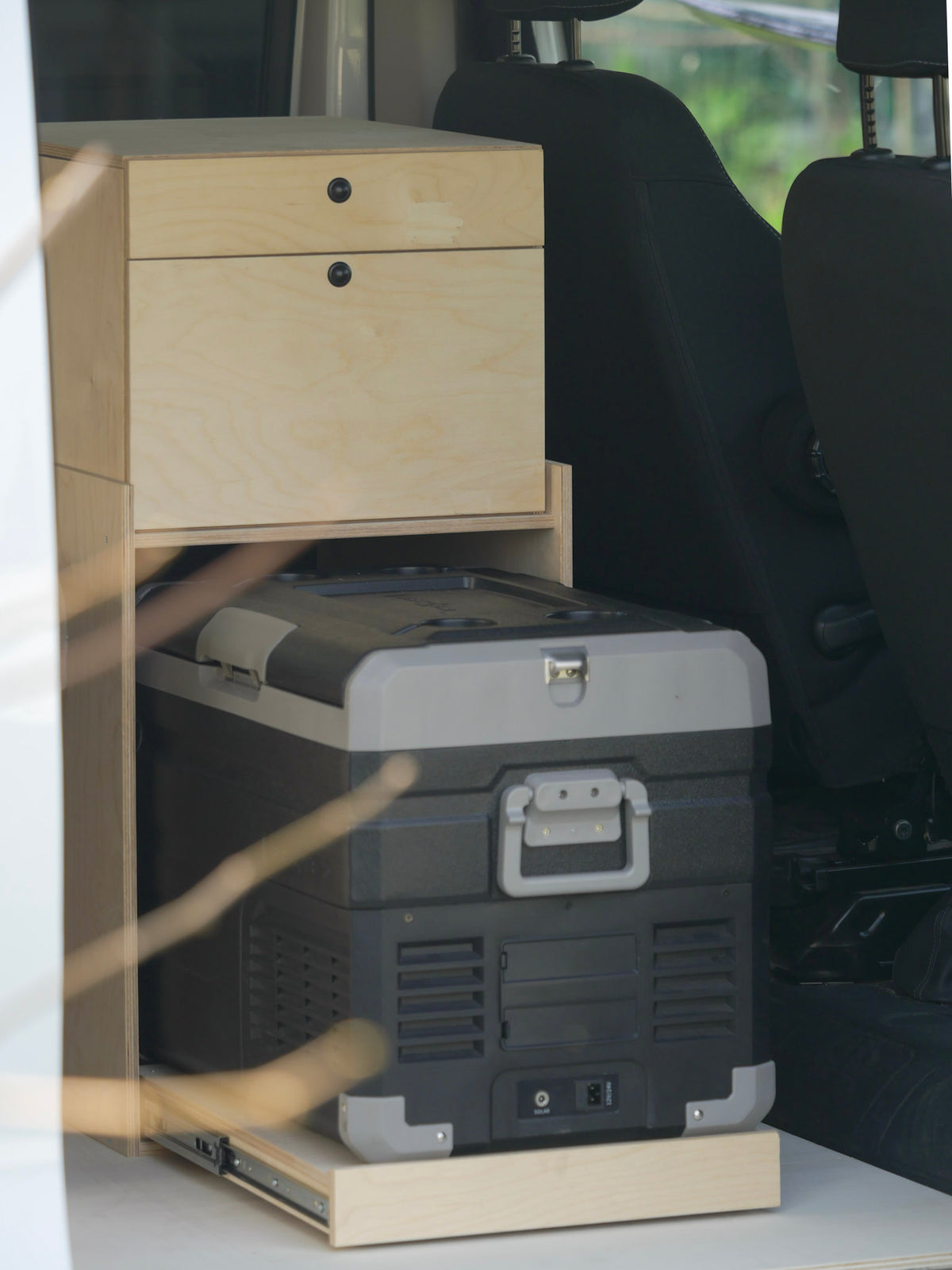 Sliding Fridge: frigo portatile estratto dal mobile cucina Cook Compact in un van