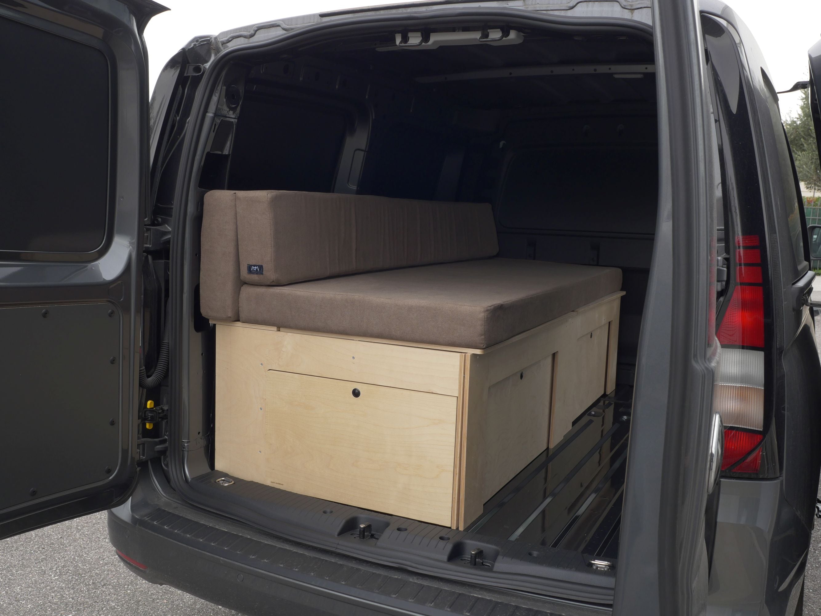 vista laterale di letto nom outdoor su van caddy maxi