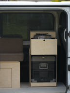 cucina con piano frigo su un van Opel Vivaro con un allestimento amovibile Nom Outdoor
