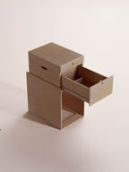 Nom Cook Compact con vano frigorifero integrato in still life, modulo cucina ultracompatto per camperizzazione van modulare.