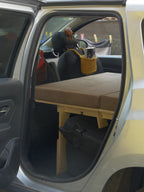 Letto per auto Nom Go aperto in una Dacia Duster, con sedili abbattuti