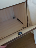 Particolare delle cerniere e del sistema push & lock del Totem HIDE Nom Outdoor, progettato per una chiusura sicura durante il viaggio