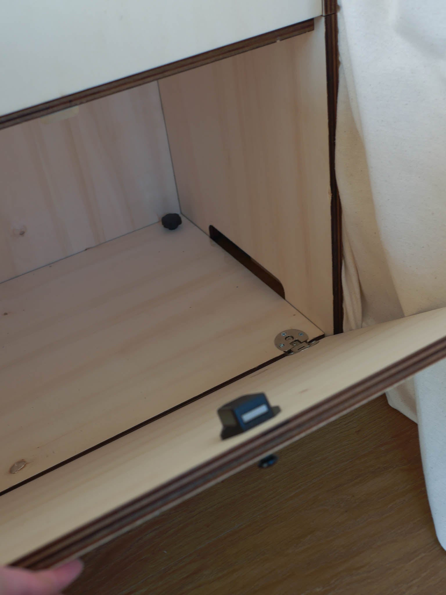 Particolare delle cerniere e del sistema push & lock del Totem HIDE Nom Outdoor, progettato per una chiusura sicura durante il viaggio