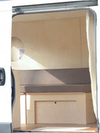 Dettaglio del sistema push and lock del Letto Nom Outdoor con materasso installato, chiusura sicura per moduli di camperizzazione van.