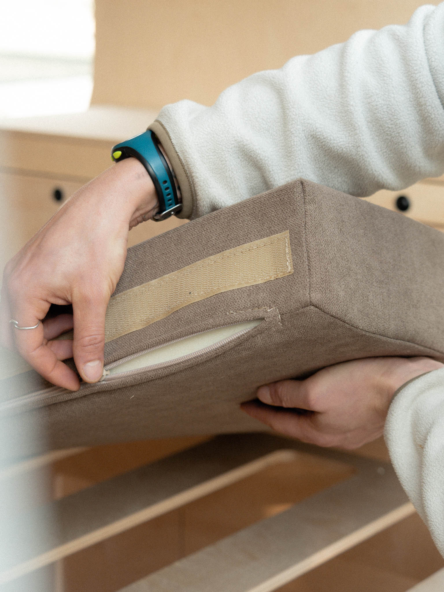 Dettaglio del materasso van Nom Outdoor con tessuto sfoderabile e sistema di fissaggio in velcro, soluzione modulare per camperizzazione van