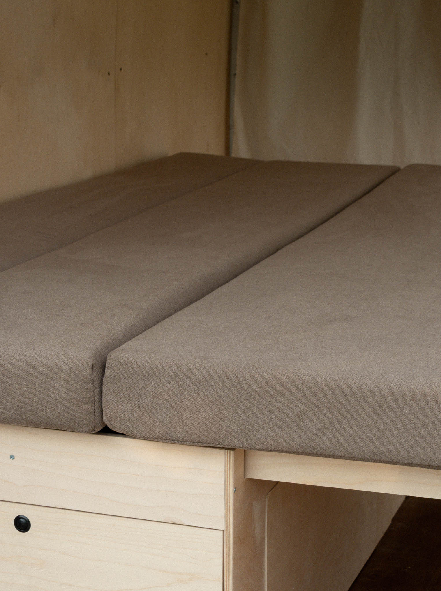 Dettaglio della texture del tessuto del materasso van Nom Outdoor, rivestimento resistente, traspirante e adatto alla camperizzazione van