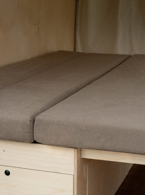 Dettaglio della texture del tessuto del materasso van Nom Outdoor, rivestimento resistente, traspirante e adatto alla camperizzazione van