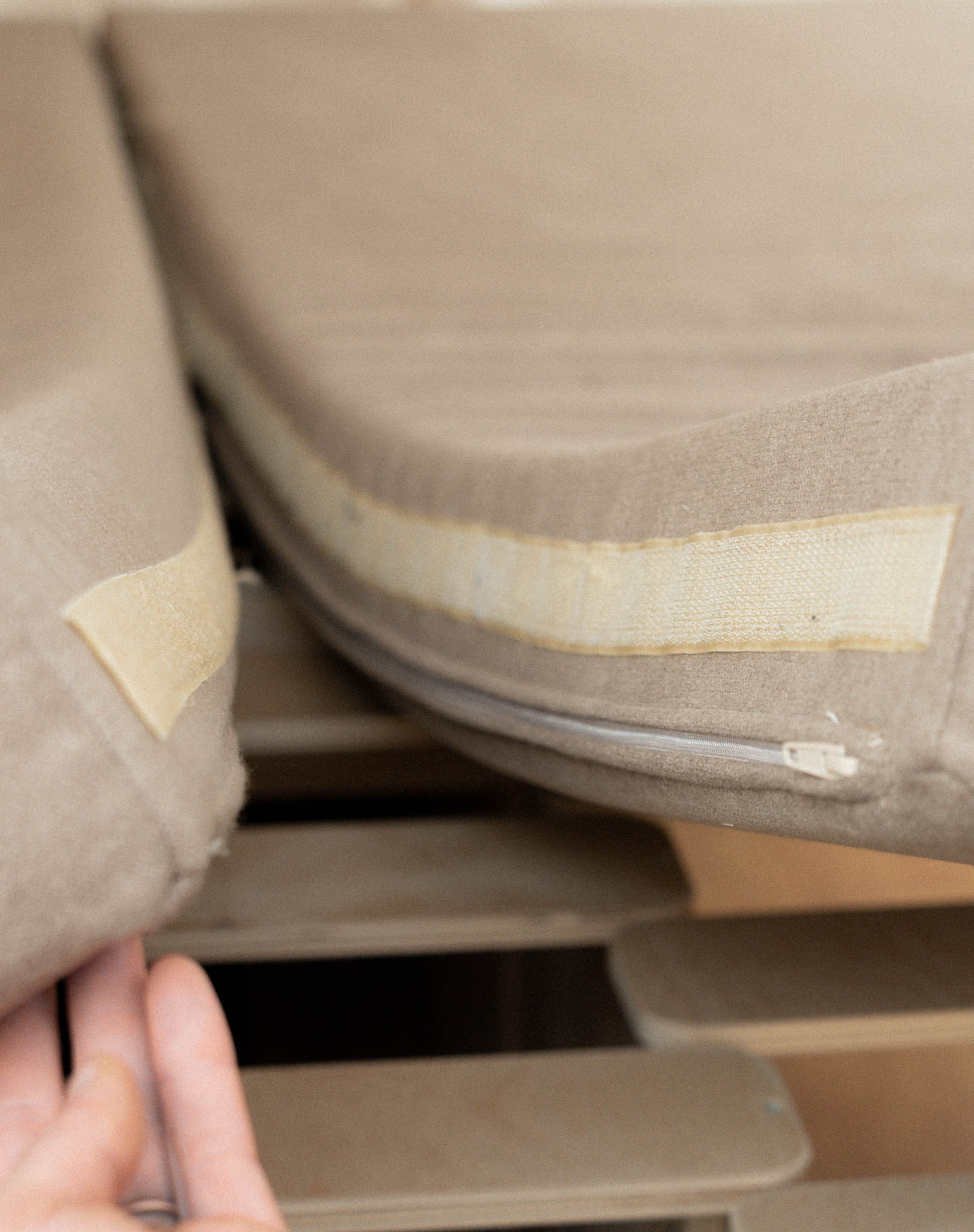 Dettaglio del sistema di fissaggio in velcro del materasso van Nom Outdoor, soluzione modulare per mantenere stabile il materasso durante la camperizzazione van