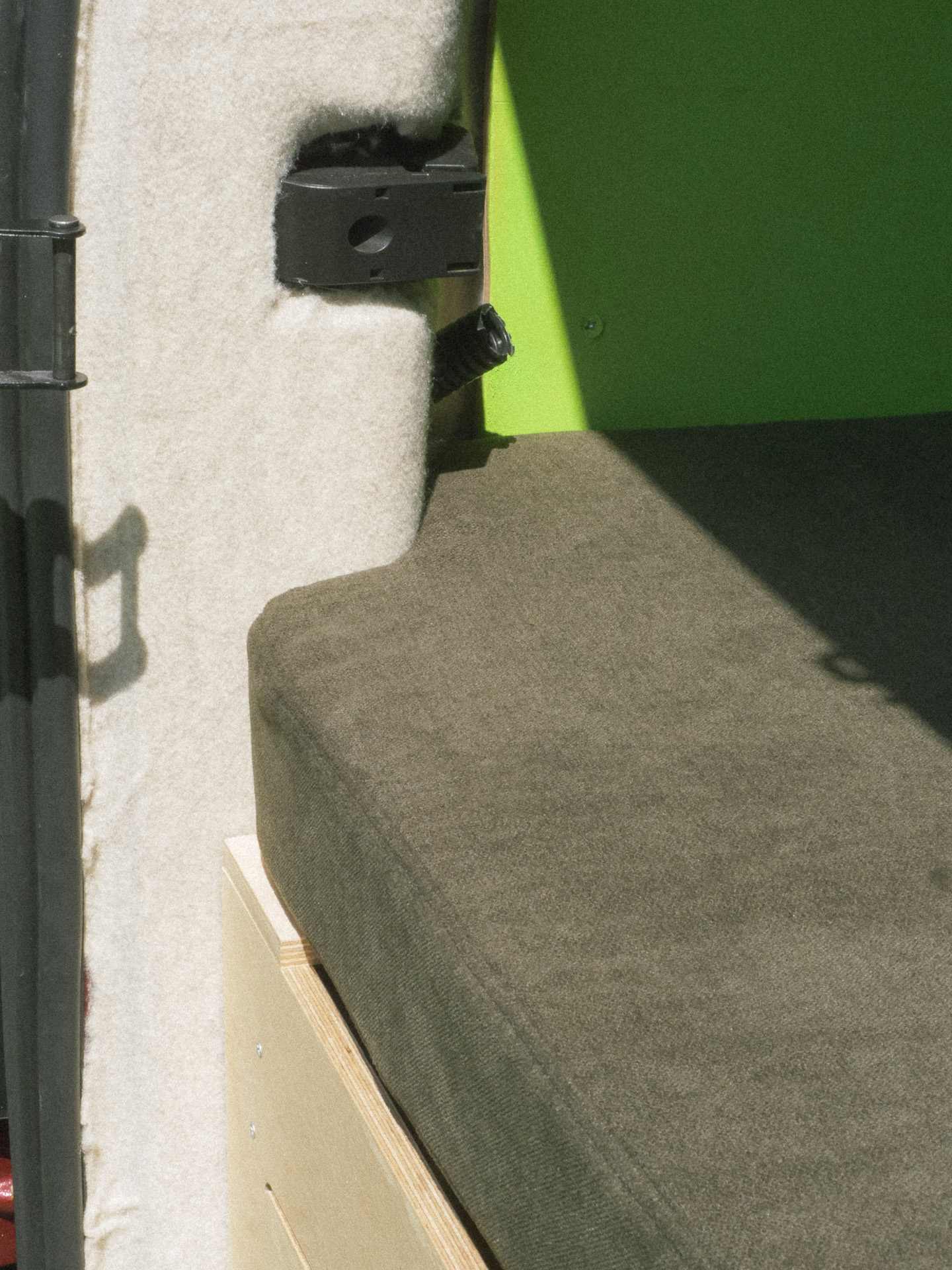 Dettaglio della sagomatura del materasso Nom Outdoor per furgone camperizzato, realizzato su misura per il van