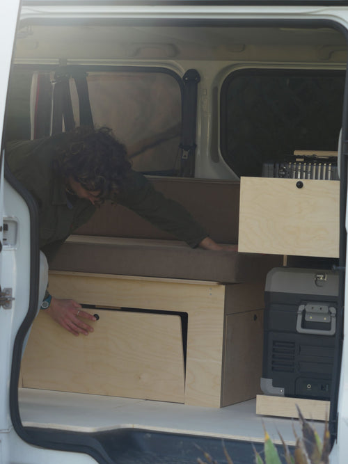 Vano sottoletto del Bed Kit aperto con accesso laterale, spazio stivaggio integrato van