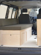materasso verde bosco con letto super comodo, conversione camper nom outdoor van conversion