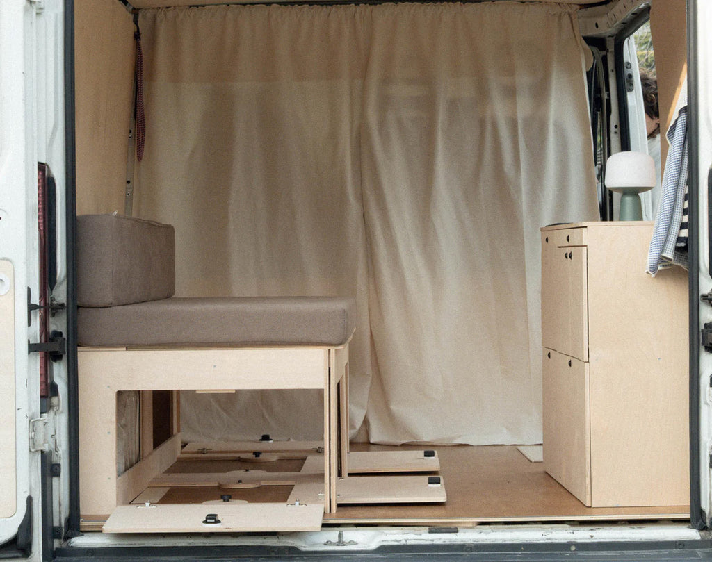 Letto camper van modulare Nom Outdoor convertibile in divano con ampio spazio contenitore