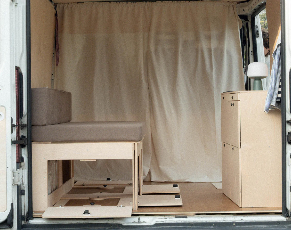 Letto camper van modulare Nom Outdoor convertibile in divano con ampio spazio contenitore