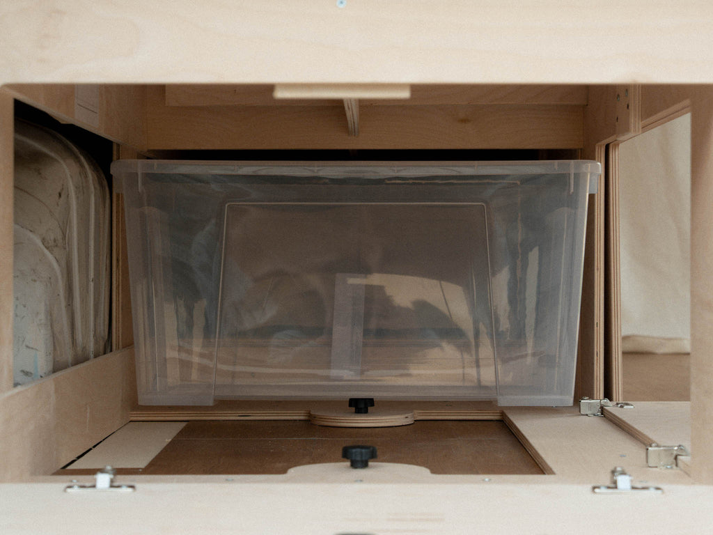 Letto Nom Outdoor senza cassetti con ampio spazio contenitore sotto la struttura, ideale per box e organizzazione modulare nella camperizzazione van