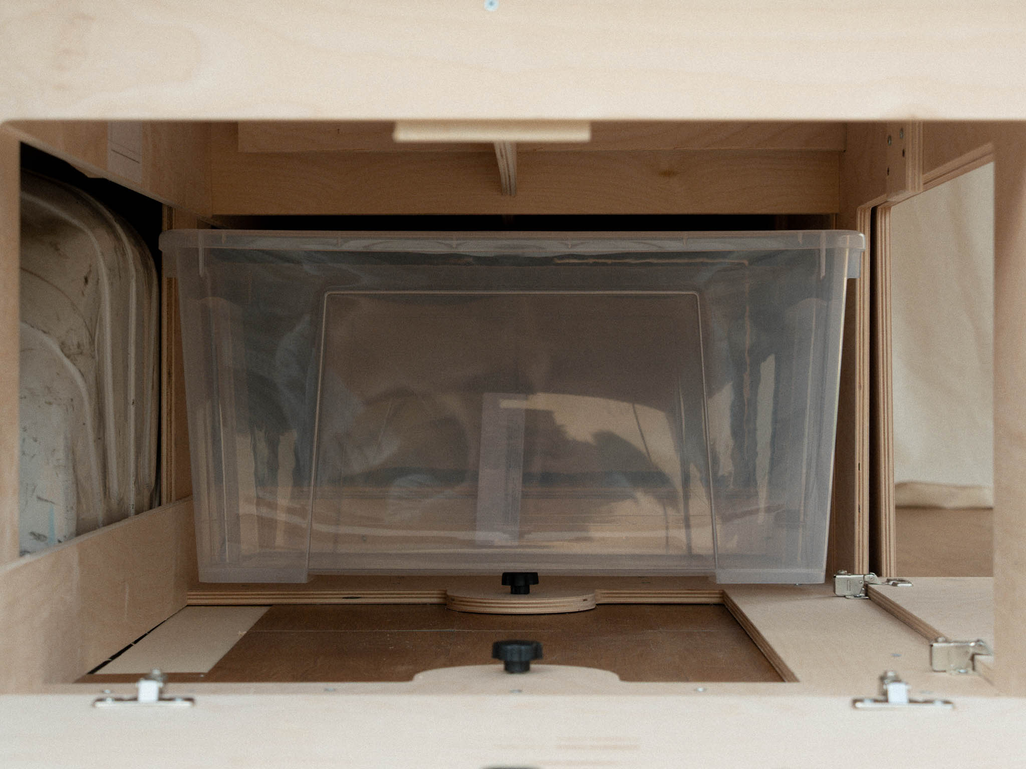 Letto Nom Outdoor senza cassetti con ampio spazio contenitore sotto la struttura, ideale per box e organizzazione modulare nella camperizzazione van