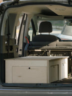 Letto Estraibile Compact chiuso in un VW Caddy, vano di carico libero