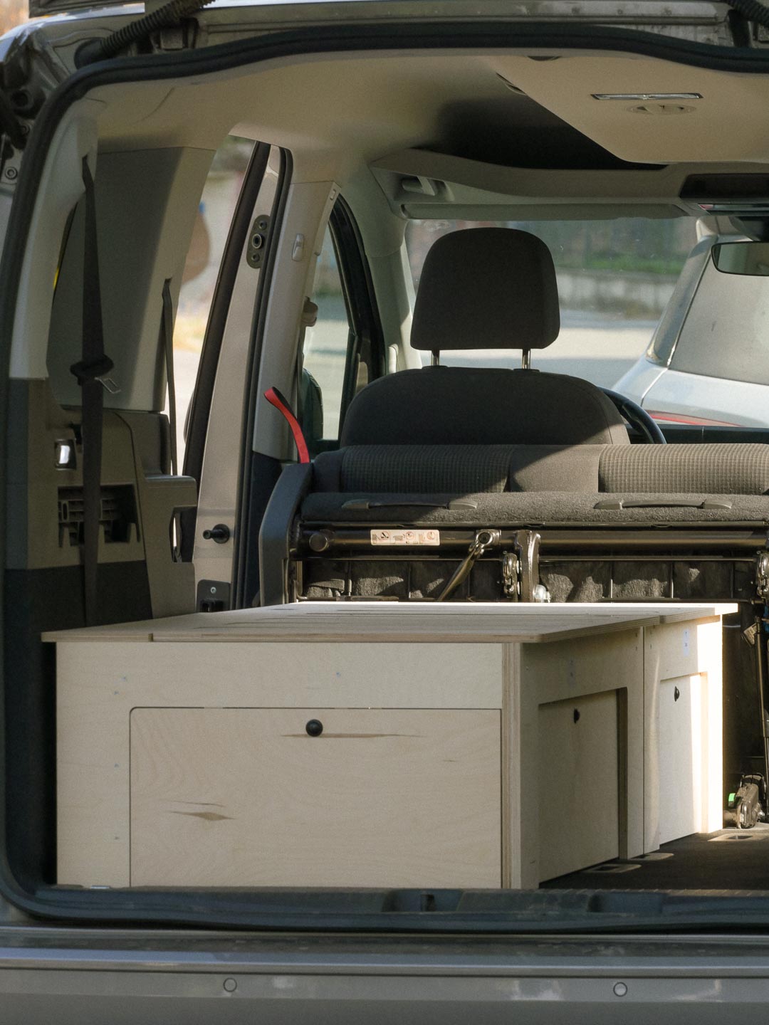 Letto Estraibile Compact chiuso in un VW Caddy, vano di carico libero