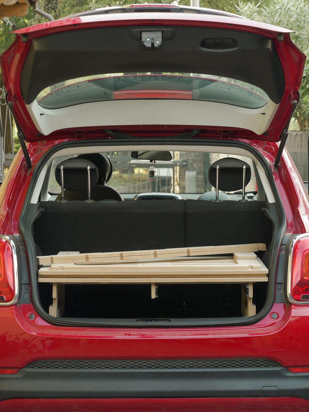 Letto per auto Nom Go in una Fiat 500X, con piano accorciato
