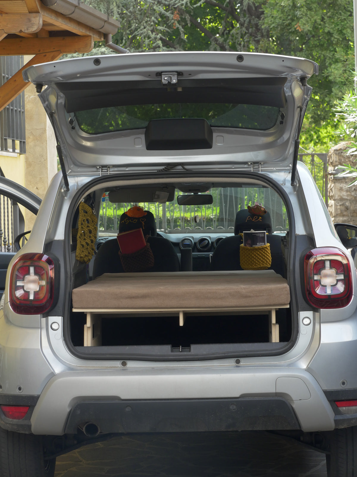 Letto per auto Nom Go in betulla nel bagagliaio di un SUV