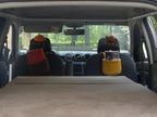 Materasso per auto Nom Go in 3 pezzi steso sul letto