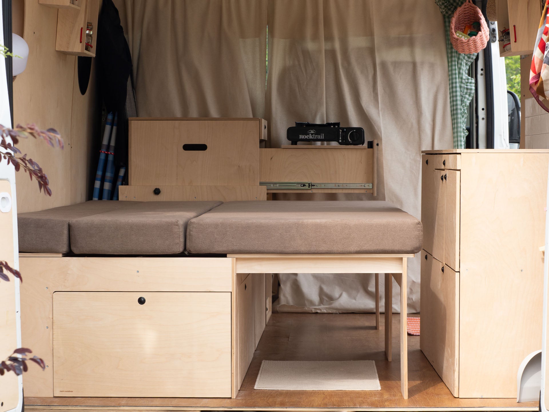 Nomad Kit S Nom Outdoor installato in furgone — letto aperto, cucina e van storage S per camperizzazione completa