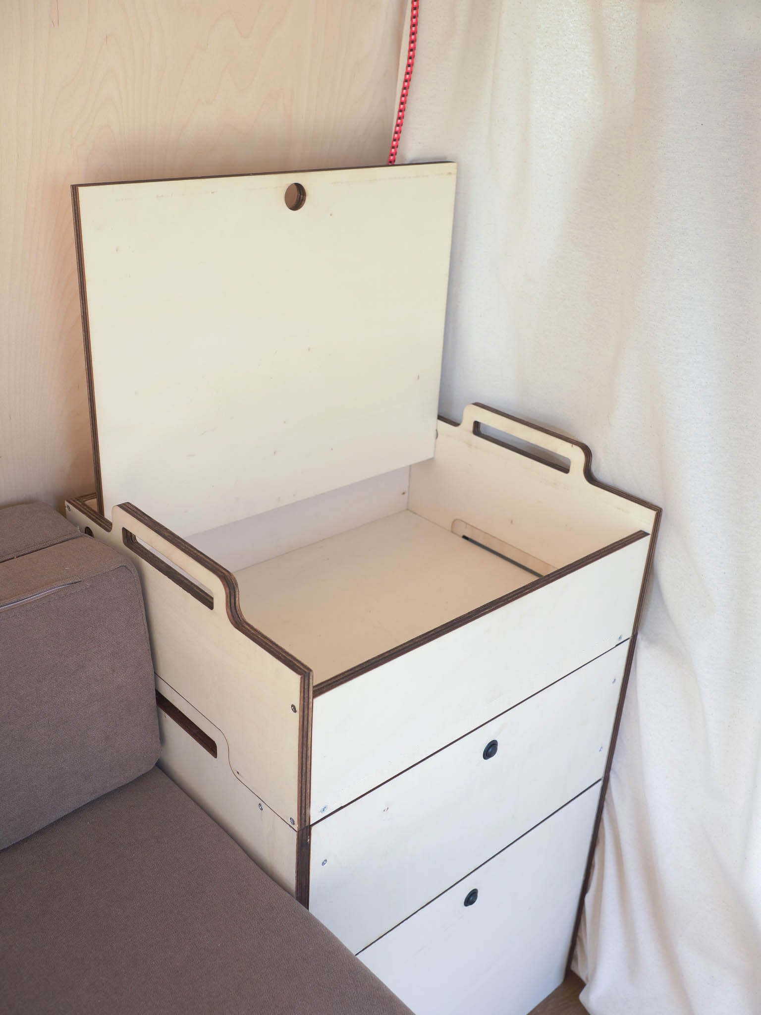 Modulo cucina Totem Cook in multistrato di pioppo posizionato nel van con spazio interno aperto e accessibile, soluzione modulare per camperizzazione