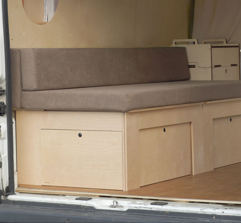 Vista in prospettiva del Letto Nom Outdoor con sistema Totem e materasso modulare installato, soluzione completa per camperizzazione van componibile.