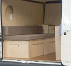 Vista in prospettiva del Letto Nom Outdoor con sistema Totem e materasso modulare installato, soluzione completa per camperizzazione van componibile.