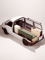 Render 3D del Nom Total Kit con letto chiuso che mostra la disposizione compatta dei moduli all’interno del van per camperizzazione modulare.