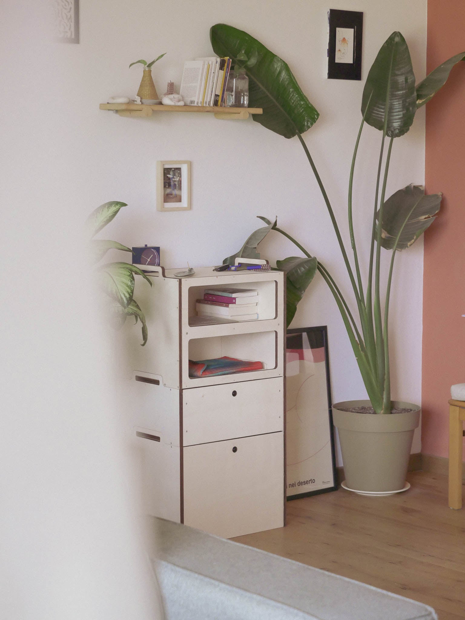 Moduli Totem SLOT, SLIDE e HIDE di Nom Outdoor arredati con oggetti in casa, pronti per essere utilizzati nella camperizzazione modulare del van