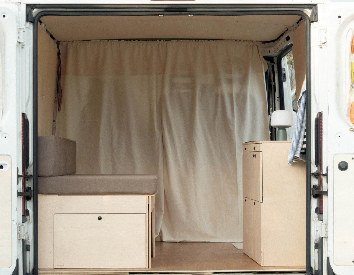 Starter kit per camperizzazione van con divano letto, materasso modulare e mobile storage installati in furgone L1H1 per van life.