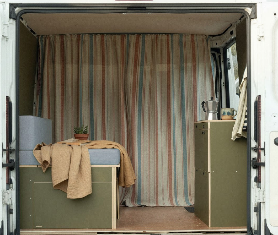 Nom Starter Kit con moduli verniciati installati nel van, sistema modulare completo con letto, materasso e mobile per camperizzazione van fai da te