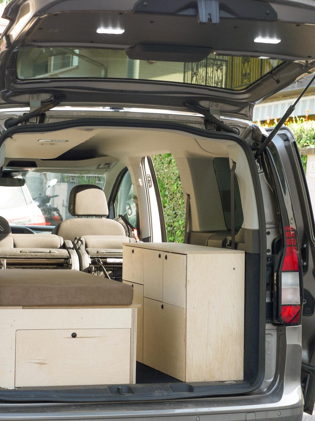 Mobile Van Storage Compact accanto al letto in un van compatto