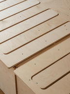 Struttura del Letto Nom Outdoor con sistema a pettine in configurazione chiusa, soluzione modulare per camperizzazione van compatta e trasformabile