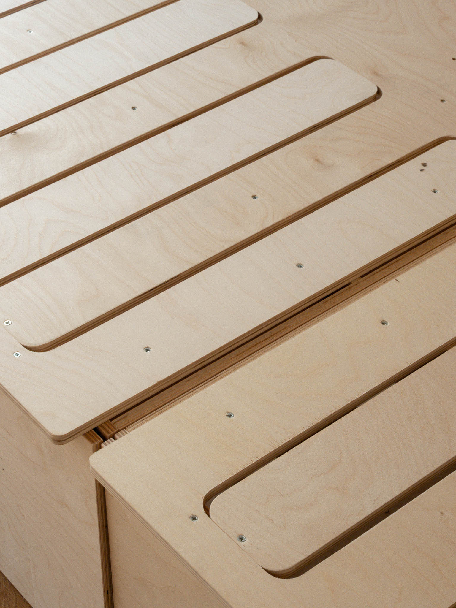 Struttura del Letto Nom Outdoor con sistema a pettine in configurazione chiusa, soluzione modulare per camperizzazione van compatta e trasformabile