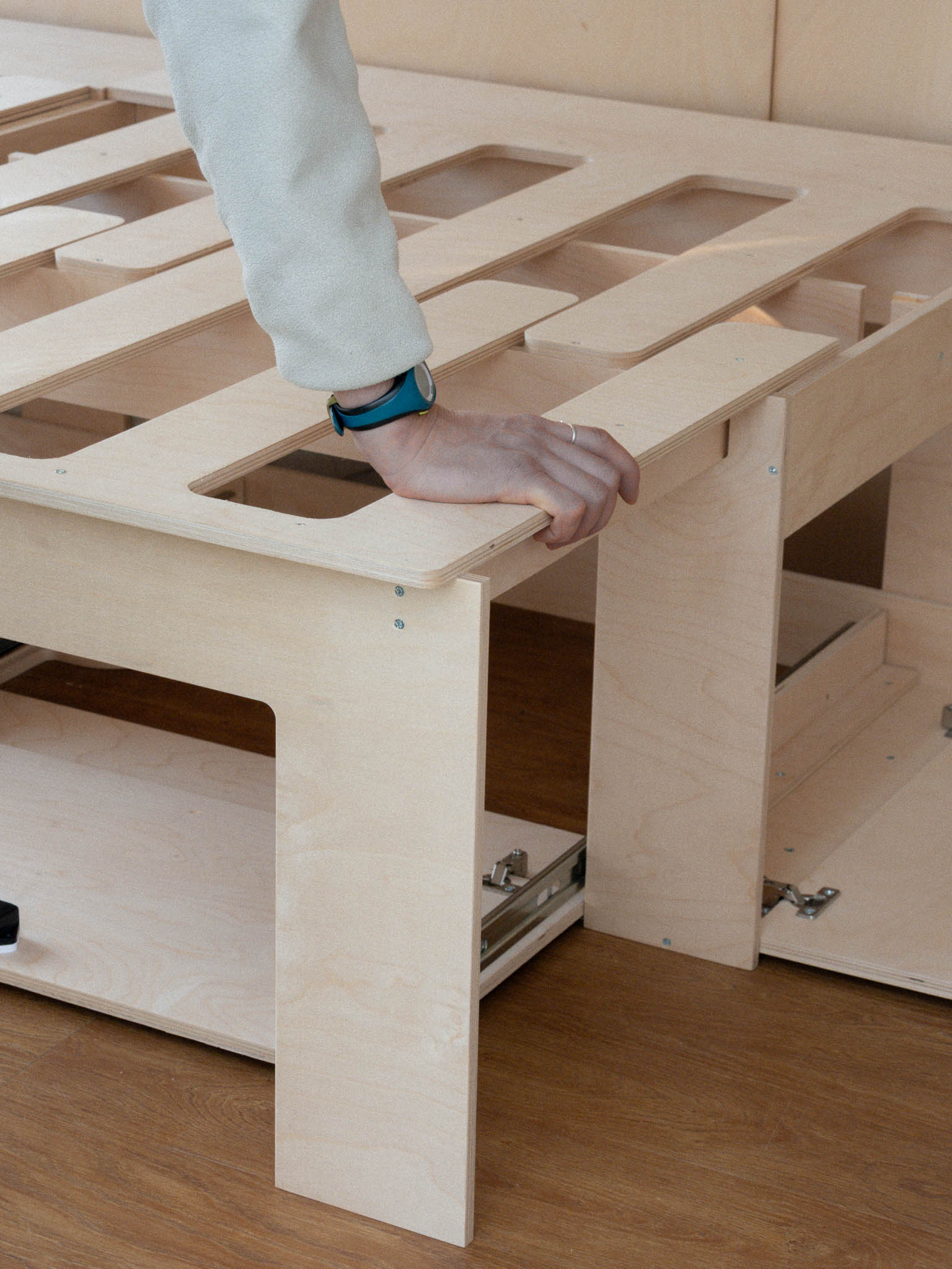 Struttura del Letto Nom Outdoor con pettine estraibile in evidenza, sistema modulare per camperizzazione van trasformabile da divano a letto