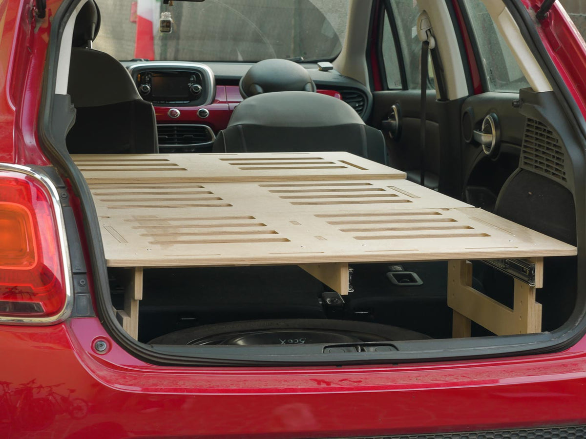 Struttura del letto per auto Nom Go nel bagagliaio di una Fiat 500X