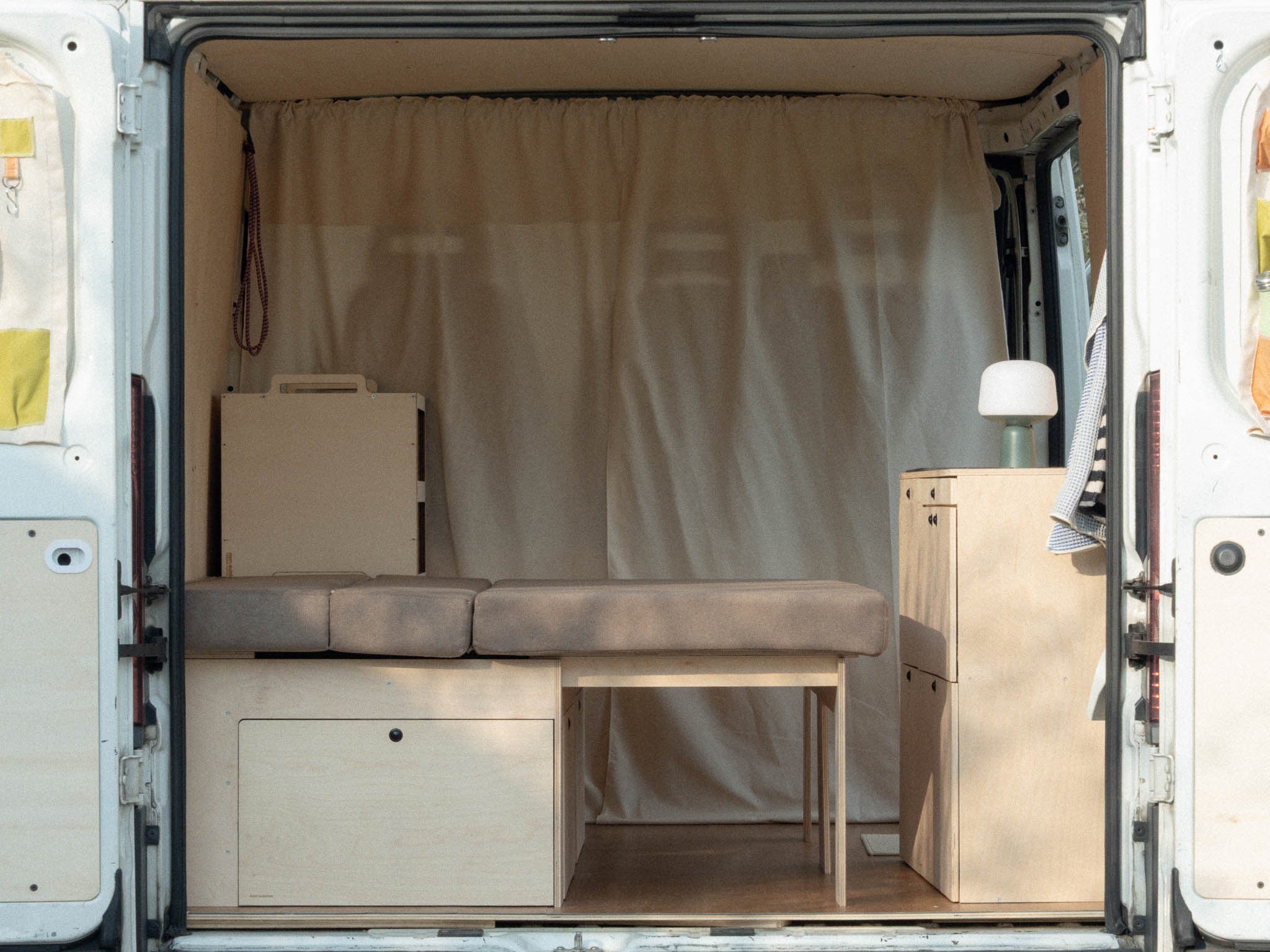 Nom Total Kit con letto completamente aperto in configurazione notte, soluzione completa per camperizzazione van modulare e allestimento pronto all’uso.