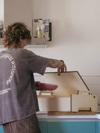 Modulo cucina Totem Cook in multistrato di pioppo riempito con piatti prima di essere caricato nel van per la camperizzazione