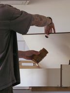 Modulo cucina Totem Cook in multistrato di pioppo mentre viene organizzato con tazze in casa, pronto per la camperizzazione del van