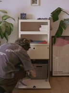 Totem HIDE Nom Outdoor aperto in casa utilizzato come contenitore con ceste, modulo modulare per van life