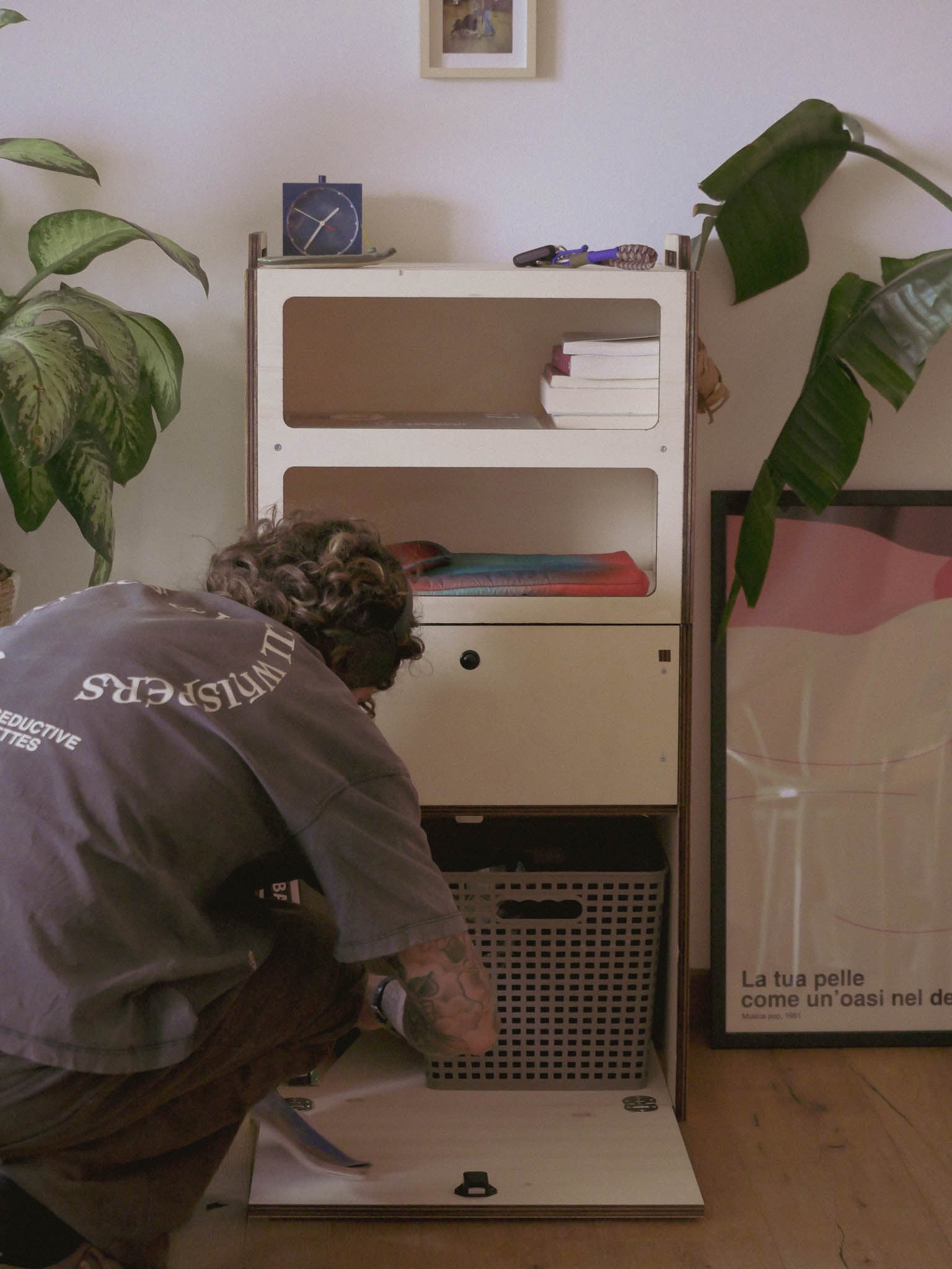 Totem HIDE Nom Outdoor aperto in casa utilizzato come contenitore con ceste, modulo modulare per van life