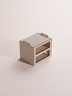 Totem Hide Nom Outdoor in still life su sfondo neutro, modulo nicchia multifunzione per camperizzazione van compatibile con sistema Totem.