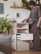 Totem SLIDE Nom Outdoor con cassetto estraibile aperto in casa, modulo modulare per organizzazione van life