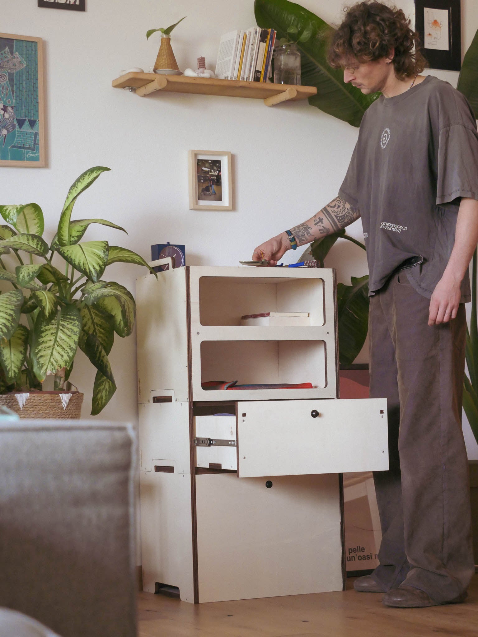 Totem SLIDE Nom Outdoor con cassetto estraibile aperto in casa, modulo modulare per organizzazione van life