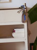 Modulo Totem SLOT in multistrato di pioppo utilizzato come organizer per libri in casa, soluzione modulare per camperizzazione van